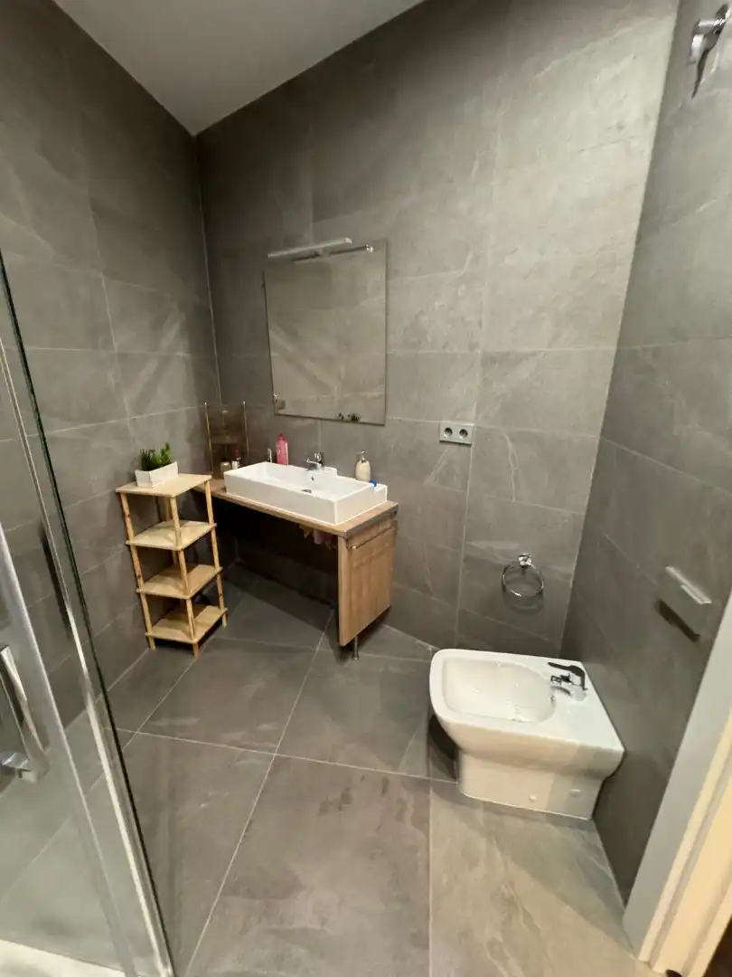 Badezimmer von Erdgeschoss zur Miete in Cornellà de Llobregat mit Klimaanlage, Heizung und Möbliert
