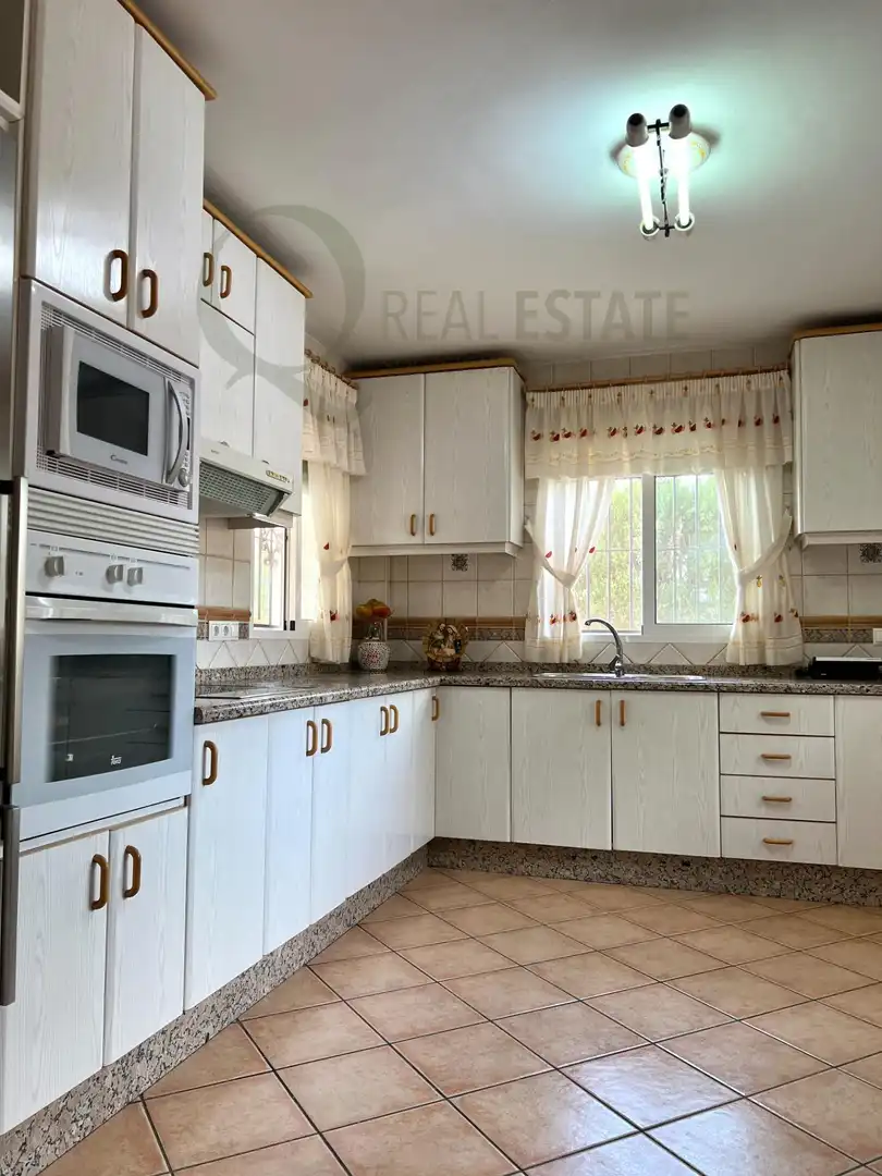 Cuina de Casa o xalet en venda en Alicante / Alacant amb Jardí privat, Terrassa i Traster