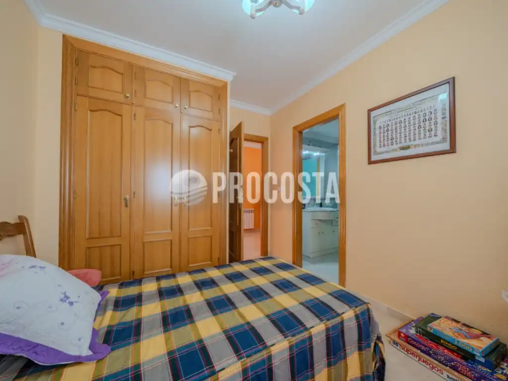 Dormitori de Casa o xalet en venda en Fuente Vaqueros amb Aire condicionat, Jardí privat i Terrassa