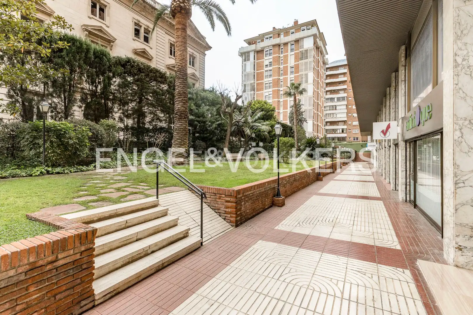 Vista exterior de Pis en venda en Barcelona amb Aire condicionat, Calefacció i Jardí privat