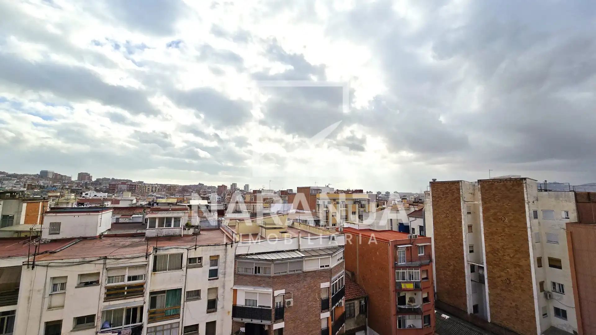 Vista exterior de Pis en venda en Santa Coloma de Gramenet amb Balcó