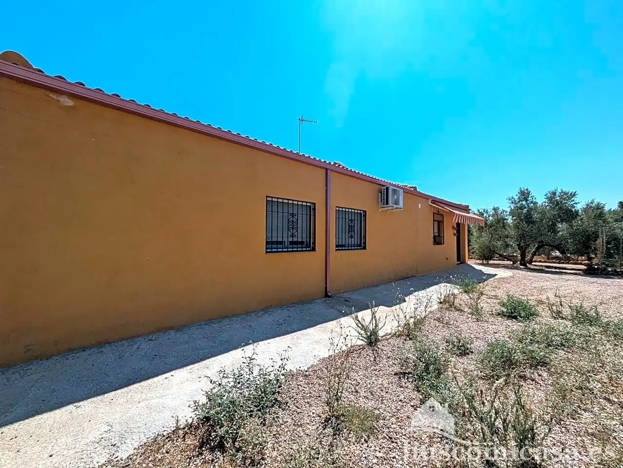 Vista exterior de Casa o xalet en venda en Linares amb Aire condicionat, Jardí privat i Traster