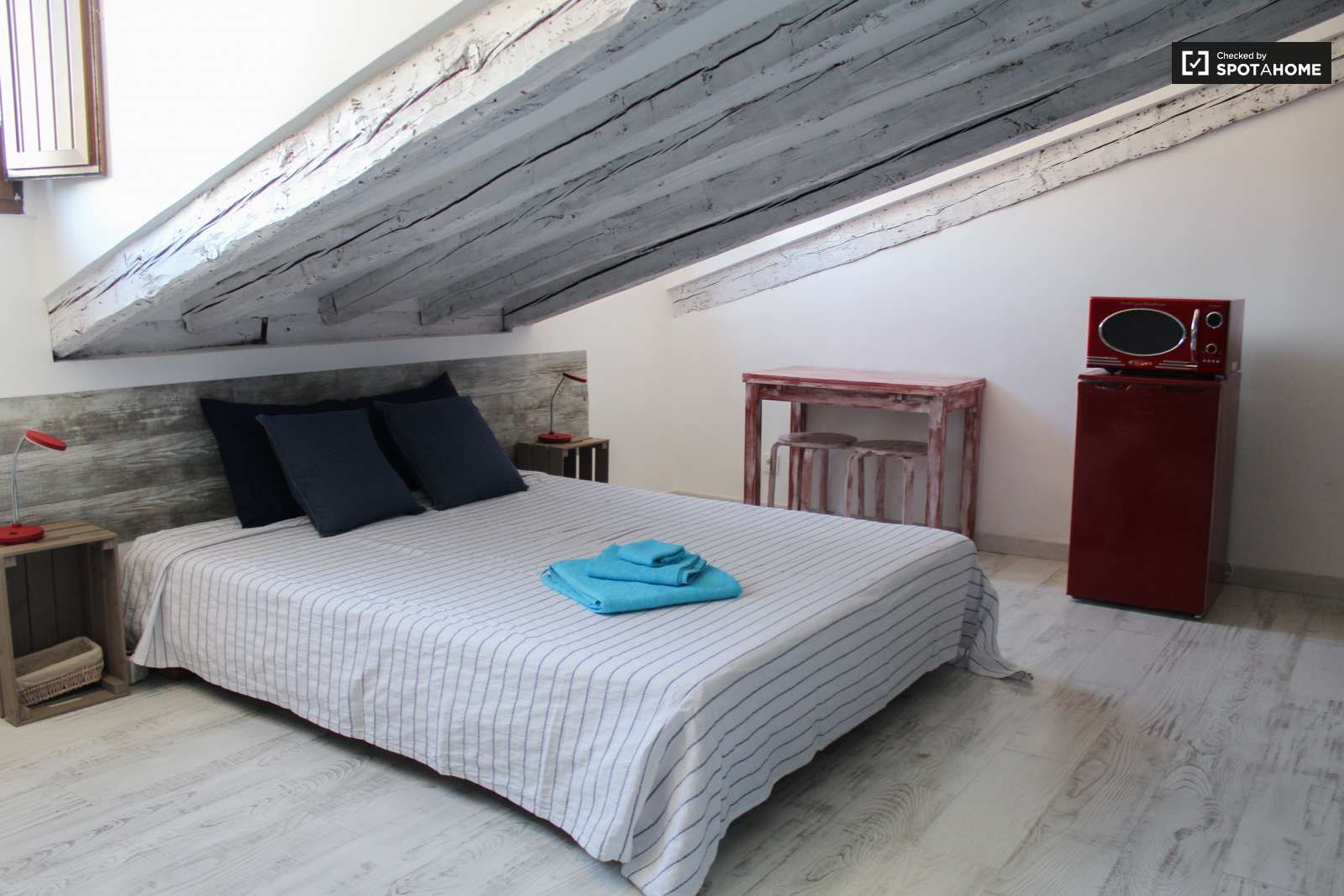 Study to share in Palacio