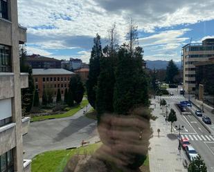 Vista exterior de Pis en venda en Oviedo  amb Calefacció, Parquet i Terrassa