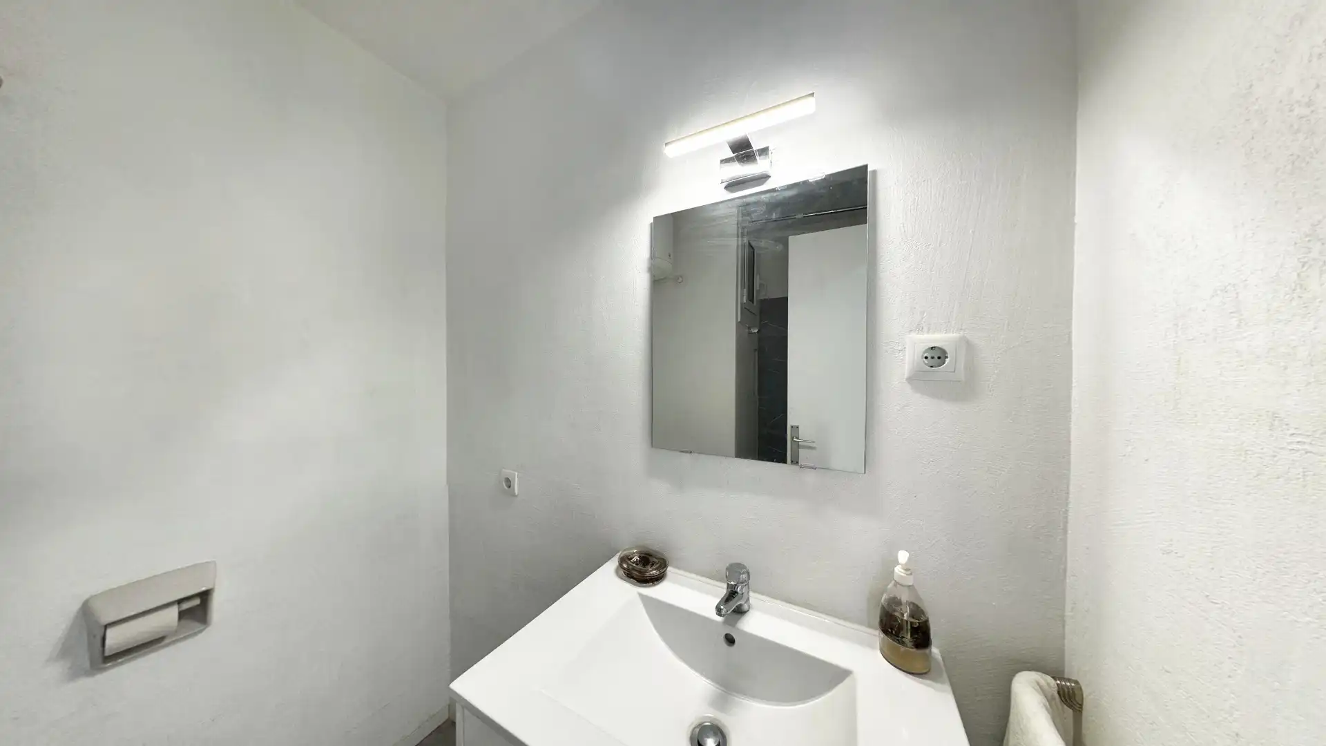 Baño de Piso en venta en Cornellà de Llobregat con Amueblado, Horno y Balcón