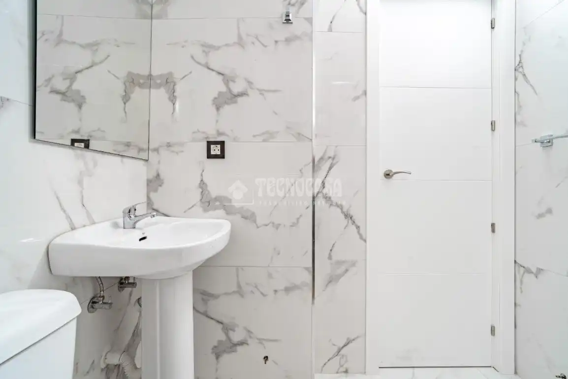 Bathroom of Flat for sale in Granada  with Air Conditioner, Heating and Terrace
