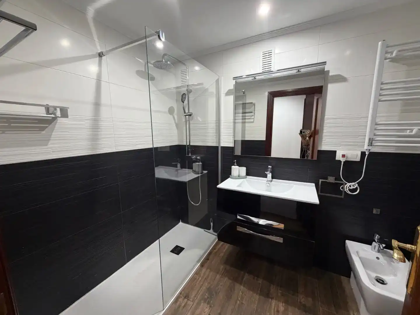 Bany de Apartament de lloguer en Miranda de Ebro amb Parquet, Moblat i Balcó