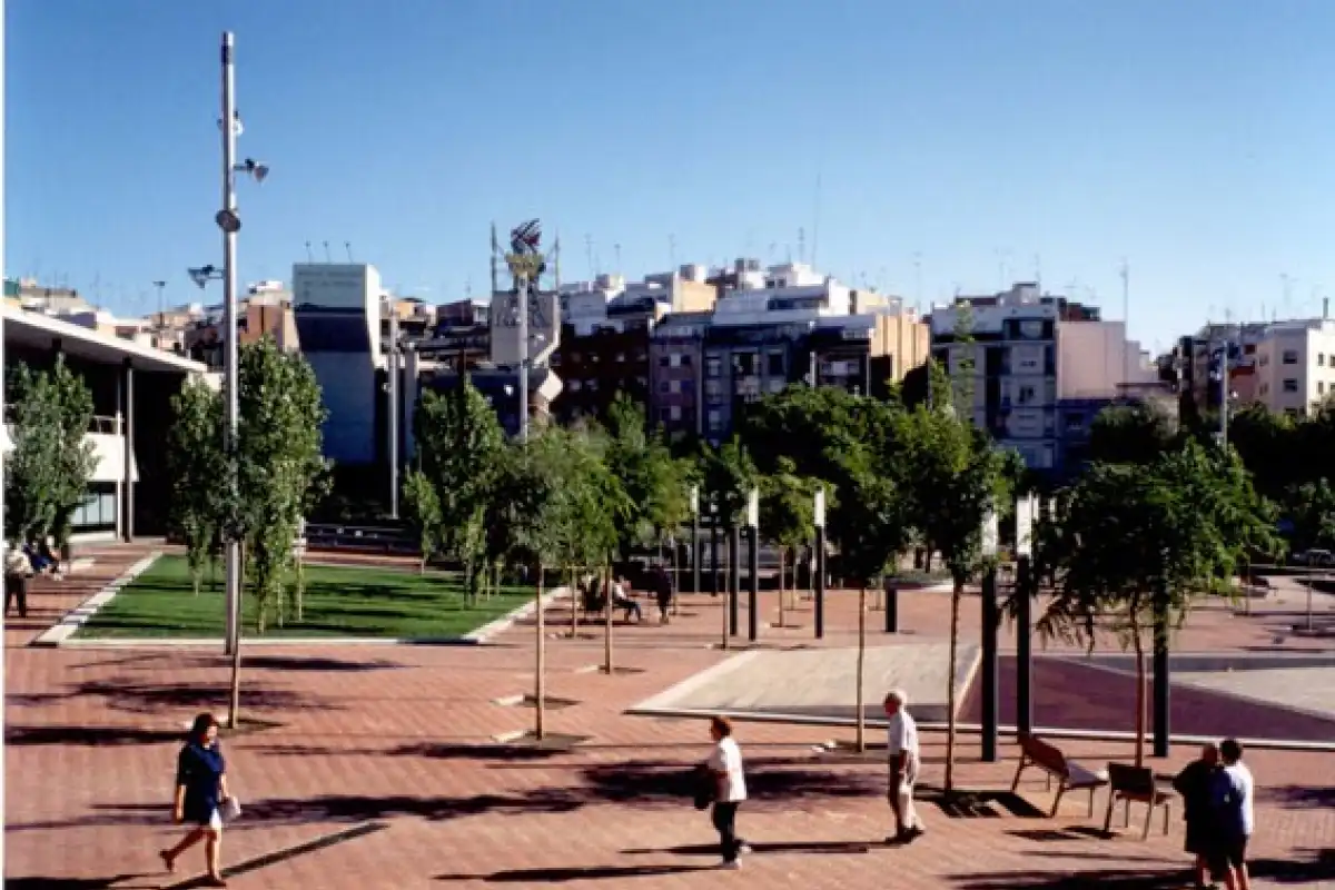 Vista exterior de Pis en venda en L'Hospitalet de Llobregat amb Aire condicionat, Calefacció i Balcó