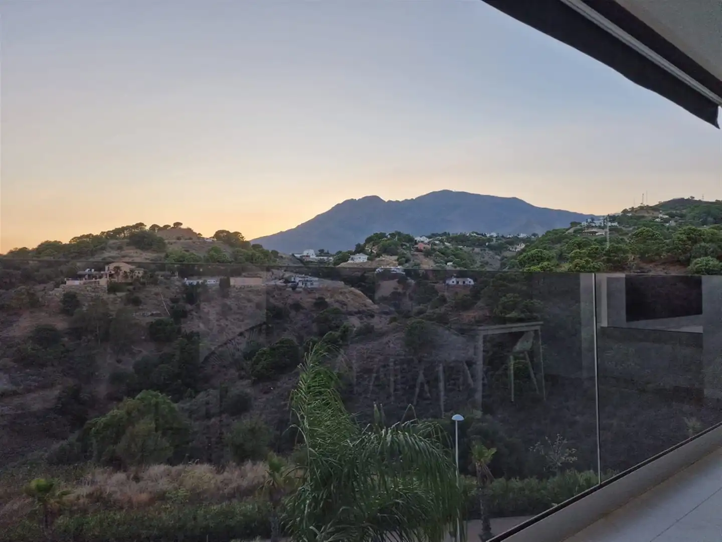 Vista exterior de Apartament en venda en Estepona amb Aire condicionat i Terrassa