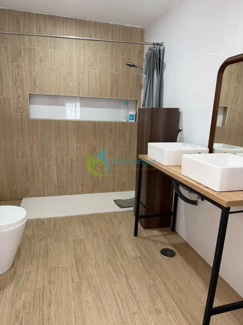 Bany de Casa o xalet en venda en Sevilla amb Terrassa i Traster