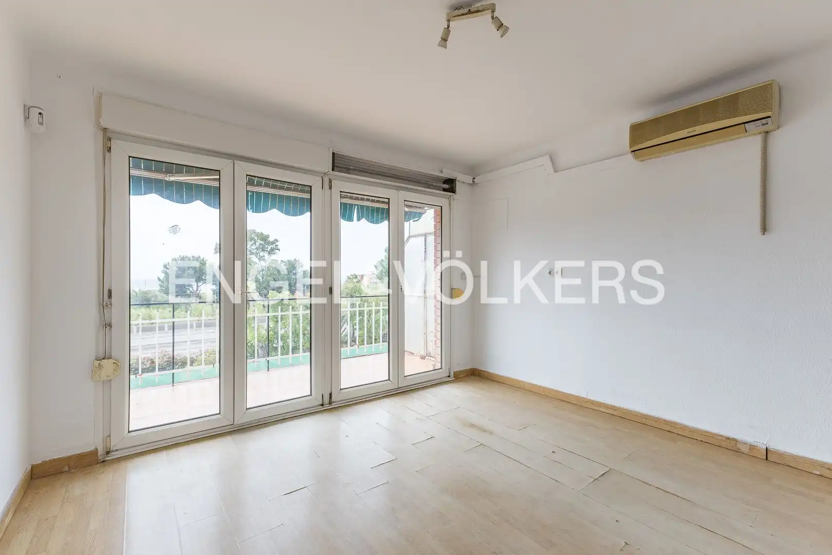 Living room of Attic for sale in Castelldefels  with Air Conditioner, Heating and Parquet flooring
