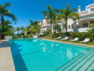 Baixos amb piscina en venda a Milla de Oro