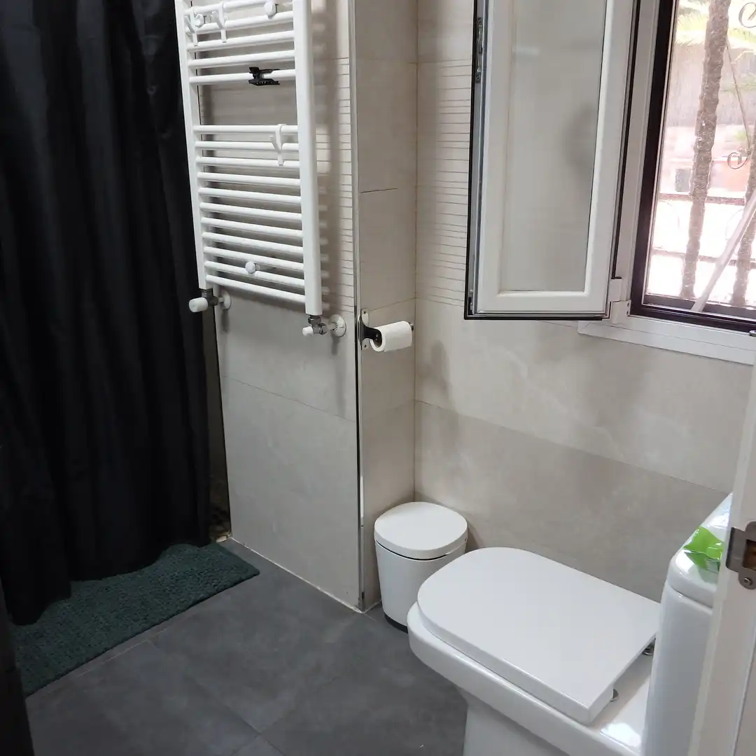 Bany de Casa o xalet en venda en Cedillo del Condado amb Aire condicionat, Calefacció i Jardí privat