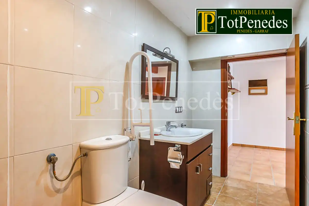 Baño de Finca rústica en venta en Sant Martí Sarroca con Jardín privado, Trastero y Lavadora