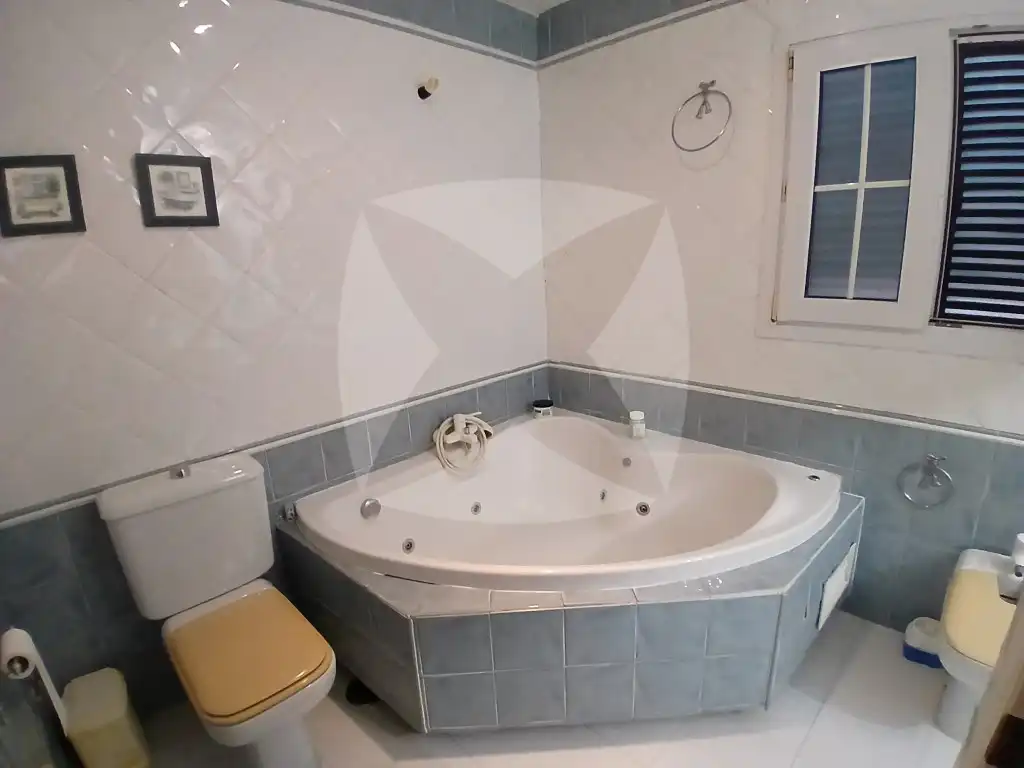 Bany de Casa o xalet en venda en Badajoz amb Aire condicionat, Jardí privat i Terrassa