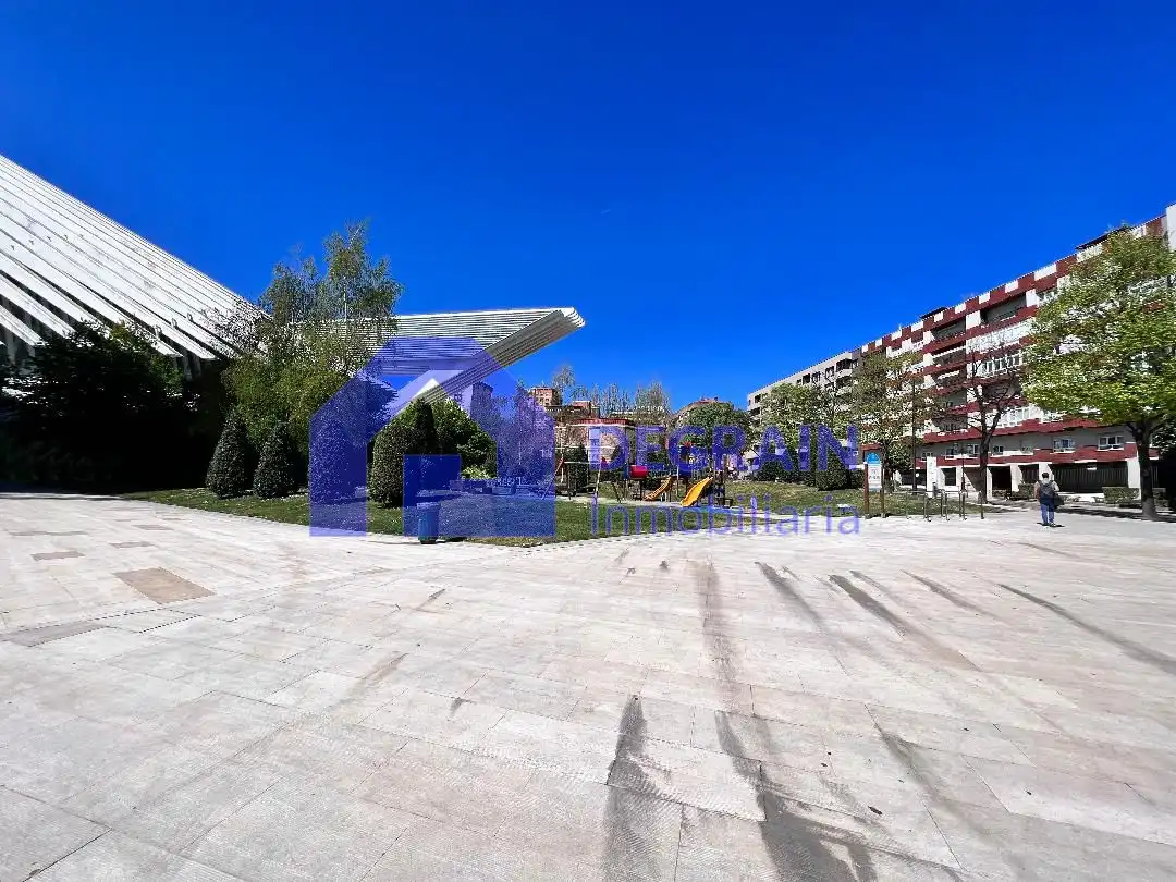 Vista exterior de Oficina en venta en Oviedo  con Calefacción