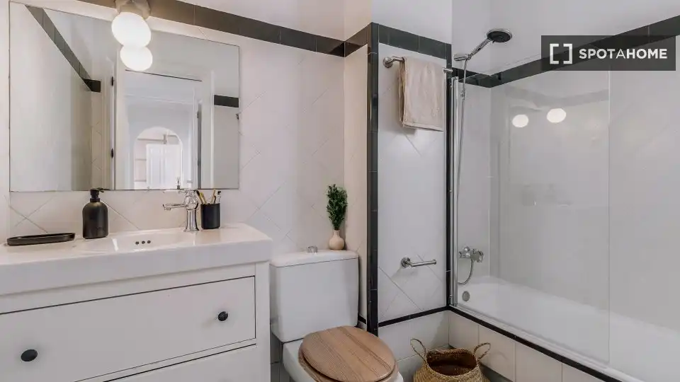 Baño de Piso de alquiler en Madrid con Aire acondicionado, Calefacción y Amueblado