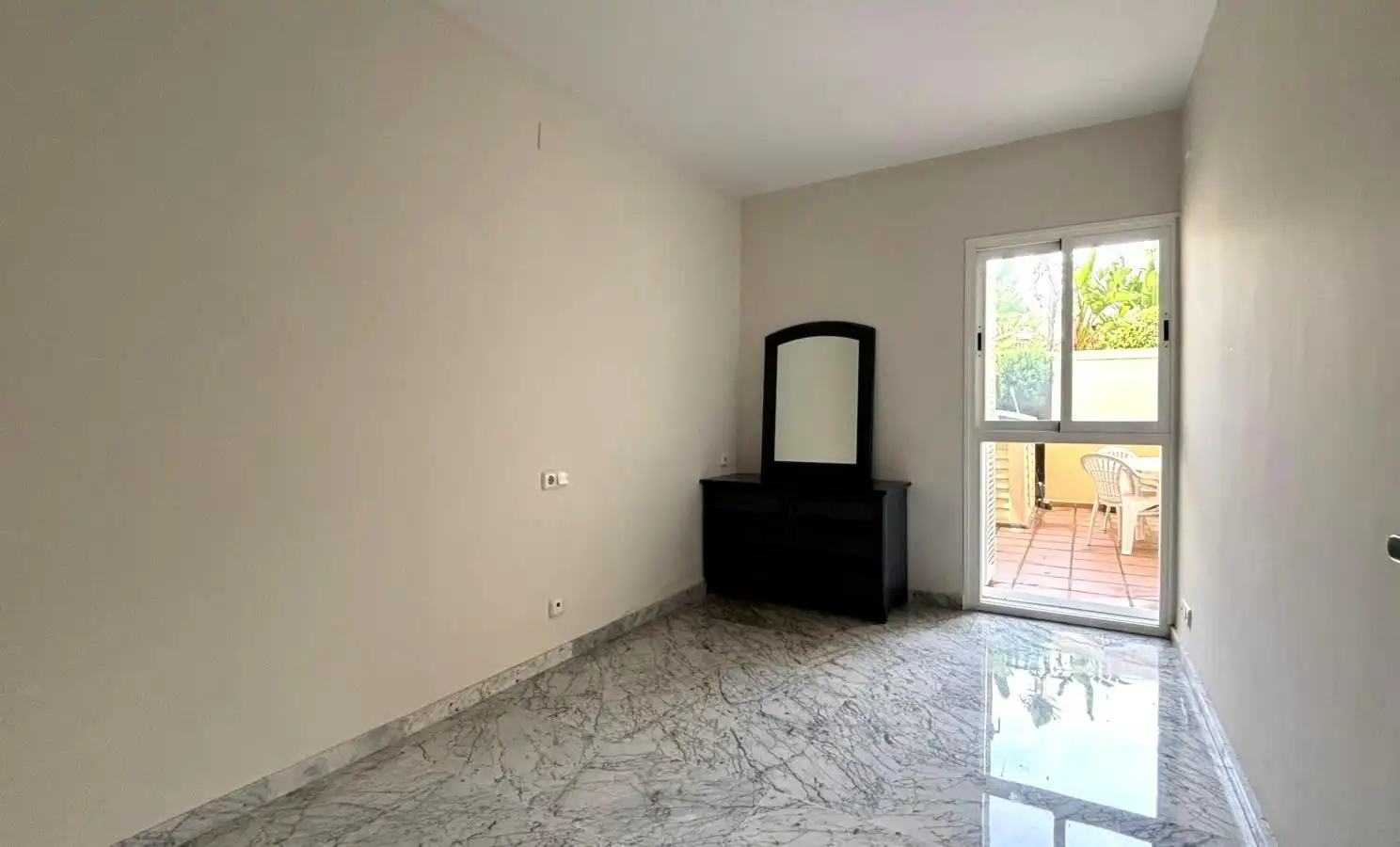 Habitación de Apartamento de alquiler en Marbella con Aire acondicionado, Terraza y Piscina comunitaria