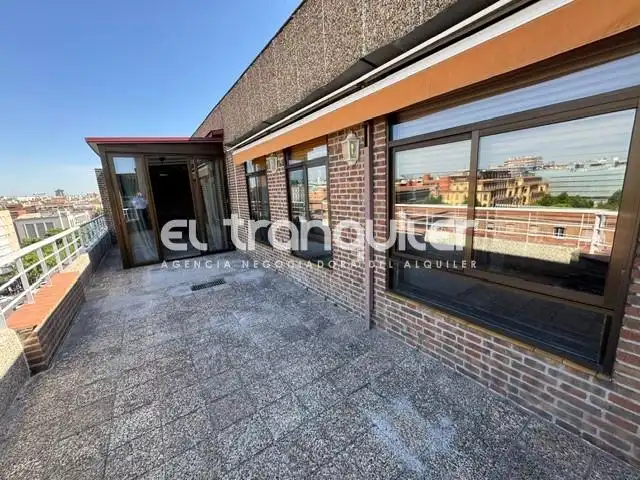 Vista exterior de Àtic de lloguer en Madrid amb Aire condicionat, Parquet i Terrassa