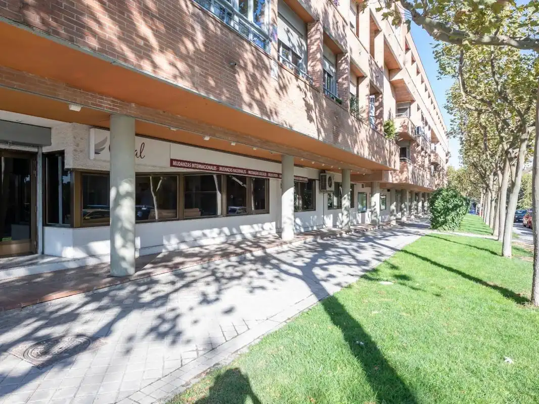 Vista exterior de Local de lloguer en Pozuelo de Alarcón amb Calefacció