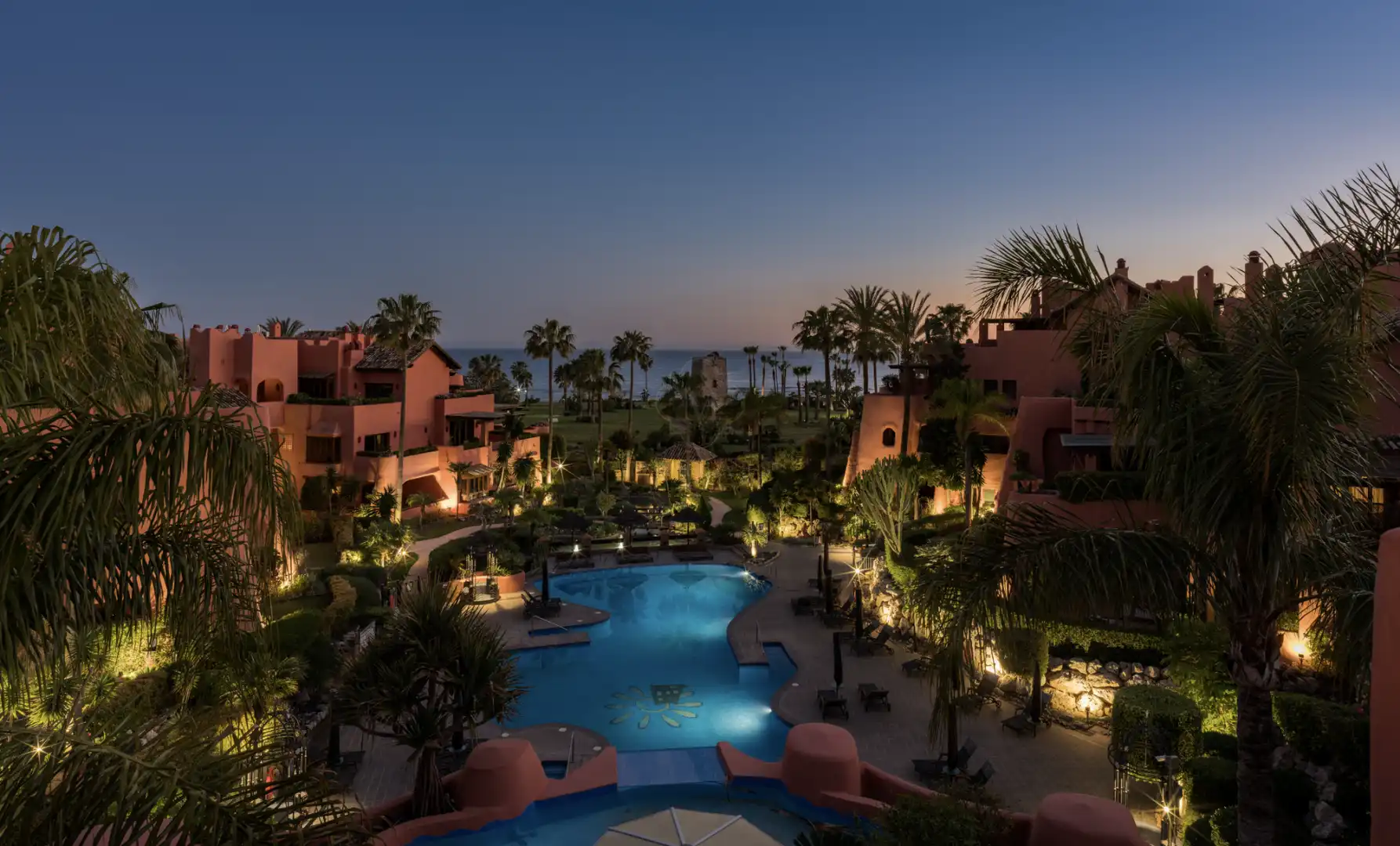 Vista exterior de Àtic en venda en Estepona amb Aire condicionat, Terrassa i Piscina