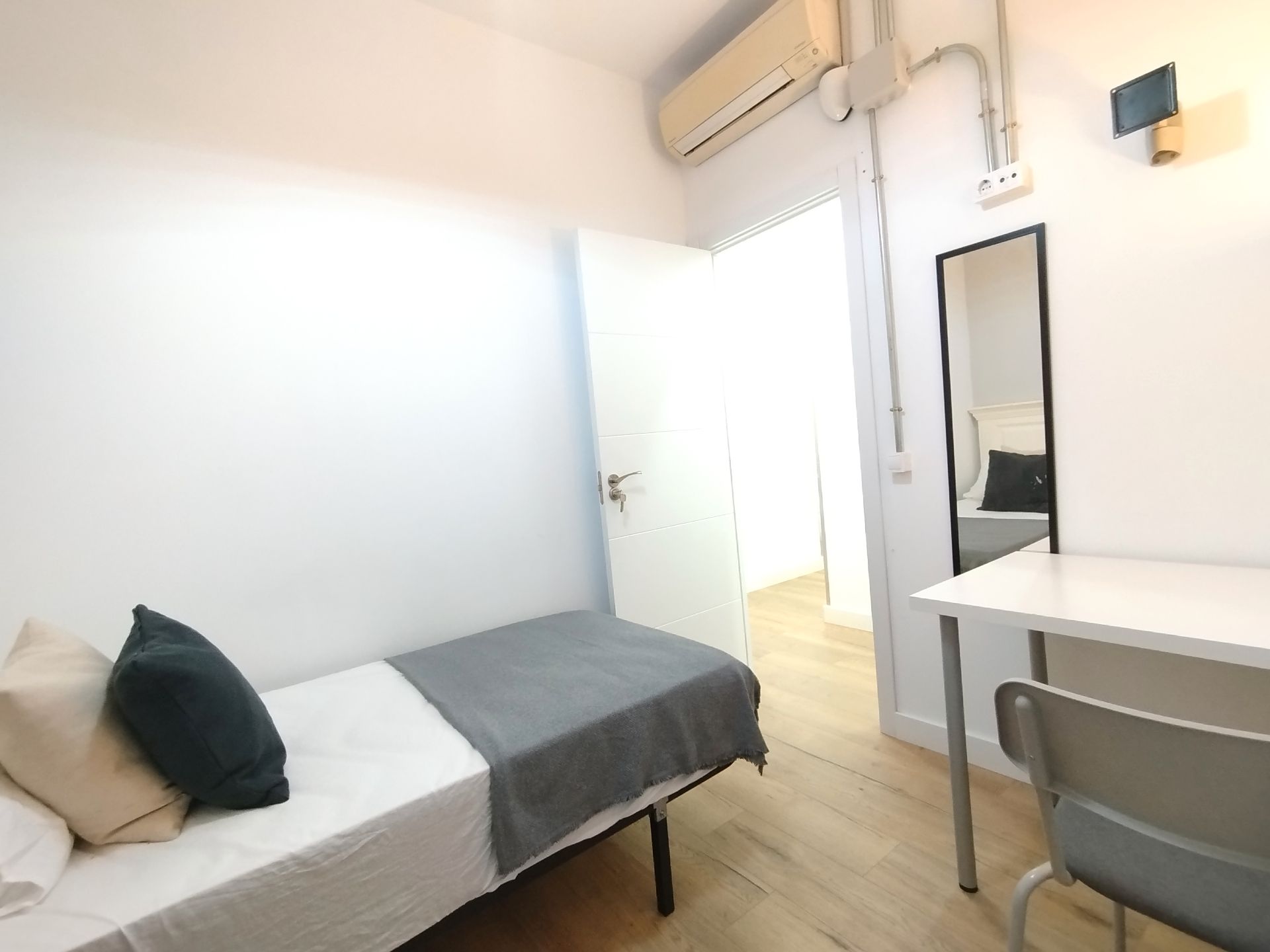 Bedroom of Flat to share in  Madrid Capital  with Air Conditioner, Heating and Furnished