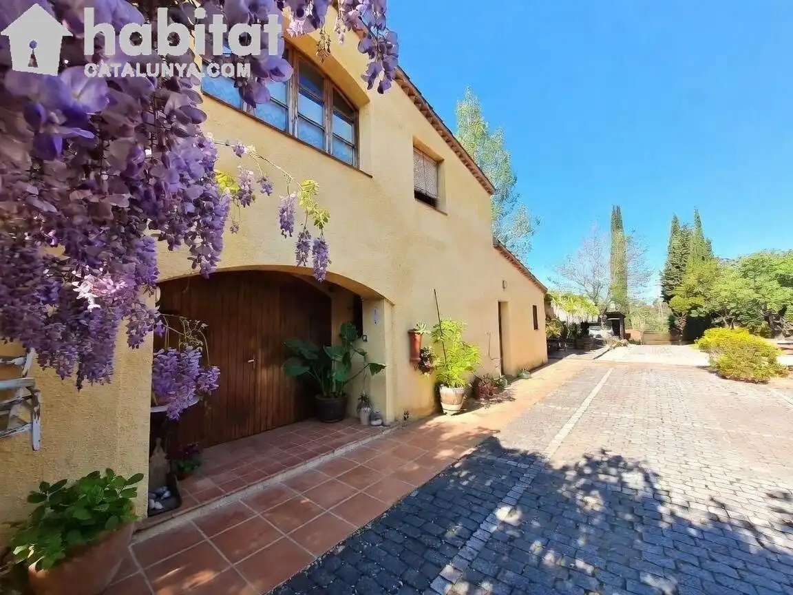 Vista exterior de Casa o chalet en venta en Sant Esteve Sesrovires con Aire acondicionado, Calefacción y Jardín privado