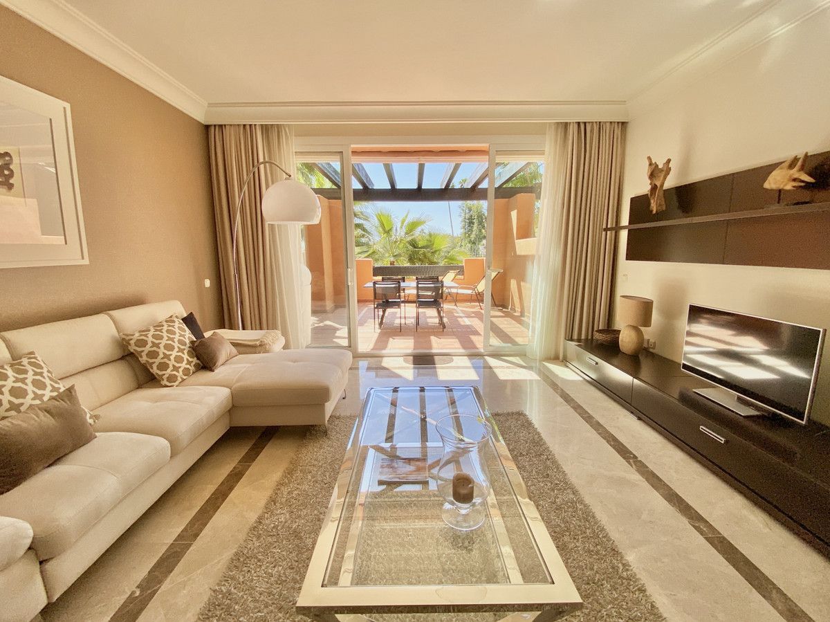 Sala d'estar de Pis de lloguer en Marbella amb Aire condicionat, Terrassa i Moblat