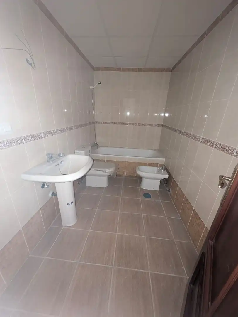 Badezimmer von Wohnung zum Verkauf in Lucena mit Terrasse, Abstellraum und Balkon