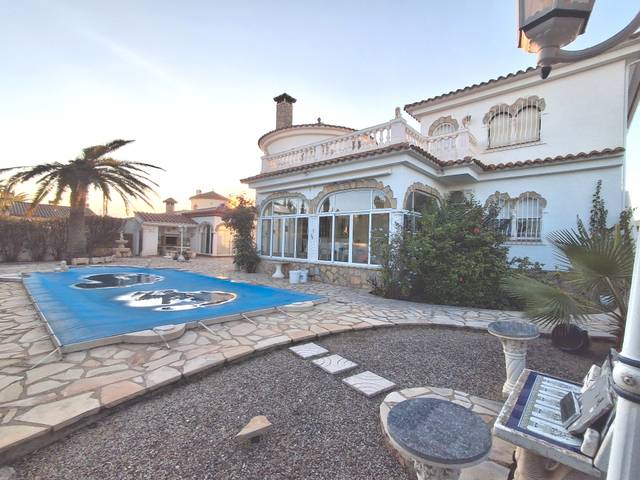 Casa-chalet en Venta en Centre