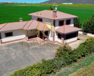Vista exterior de Casa o xalet en venda en El Pobo de Dueñas amb Aire condicionat, Calefacció i Jardí privat