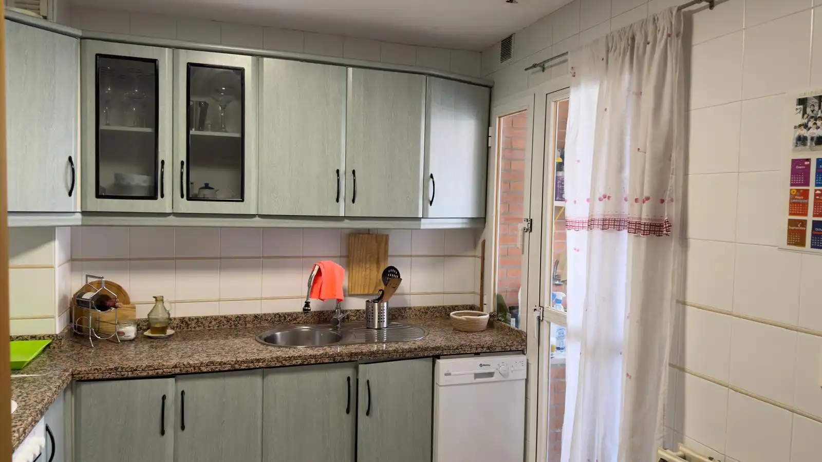 Cuina de Pis de lloguer en Granada amb Aire condicionat, Calefacció i Moblat