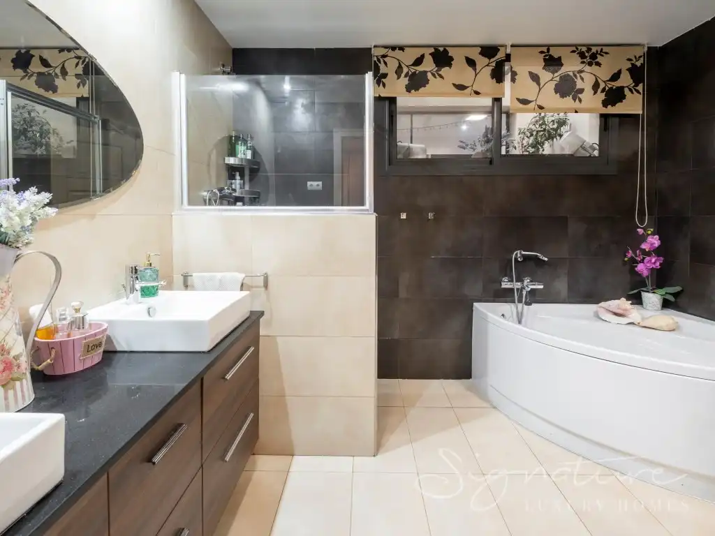 Bathroom of Ground floor for sale in Sant Cugat del Vallès  with Air Conditioner, Private garden and Terrace