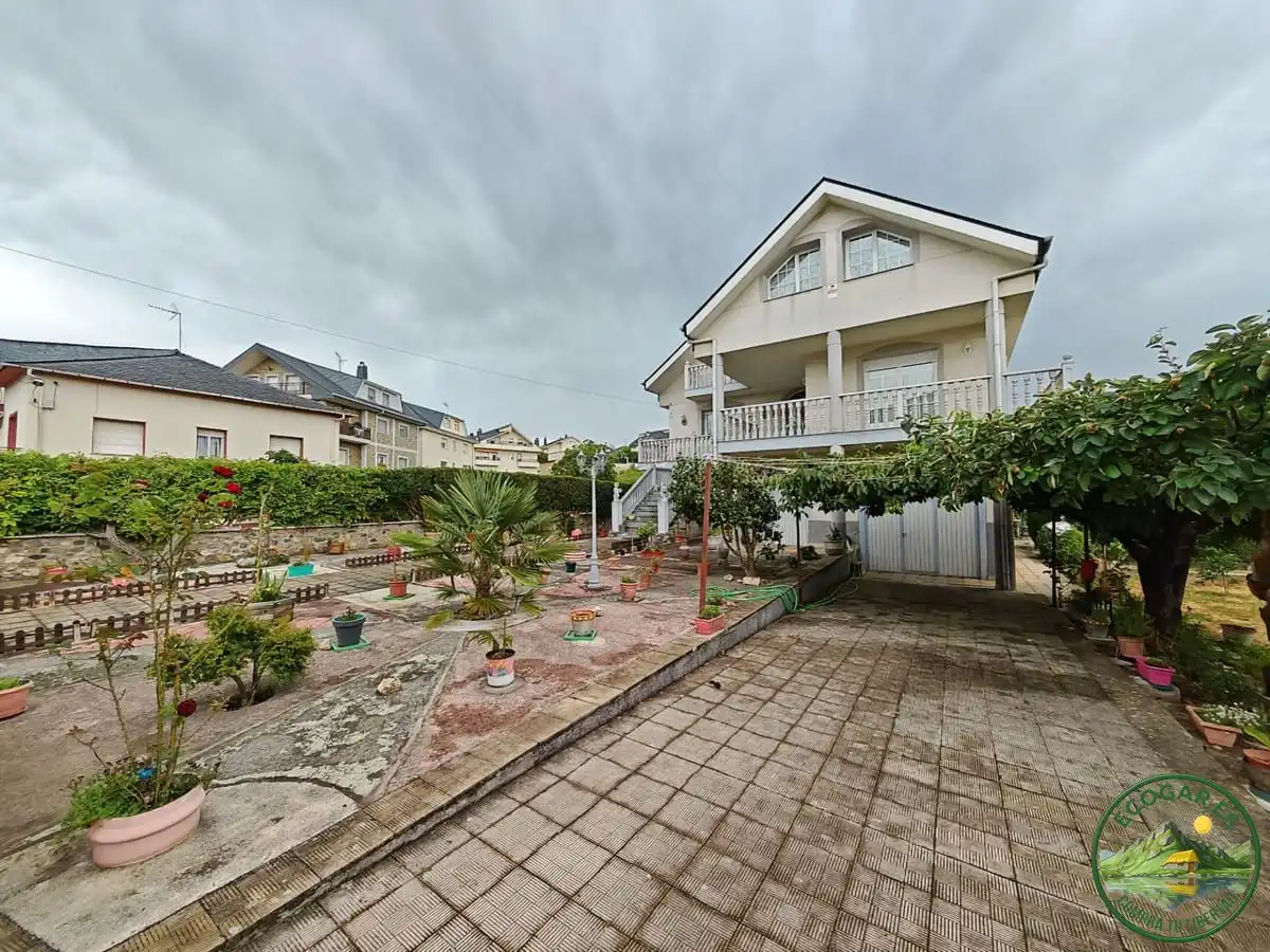 Vista exterior de Casa o xalet en venda en Cacabelos amb Calefacció, Jardí privat i Terrassa