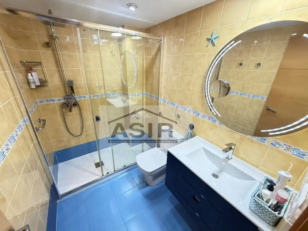 Badezimmer von Dachboden zum Verkauf in Alzira mit Klimaanlage und Balkon