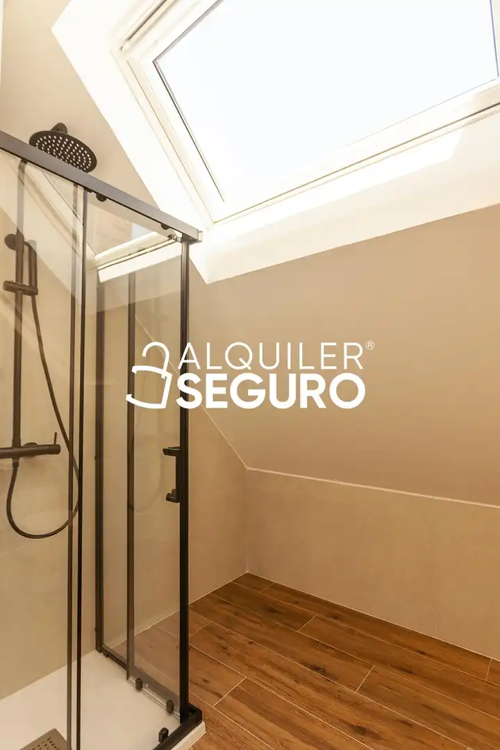 Baño de Ático de alquiler en Madrid con Aire acondicionado, Calefacción y Trastero