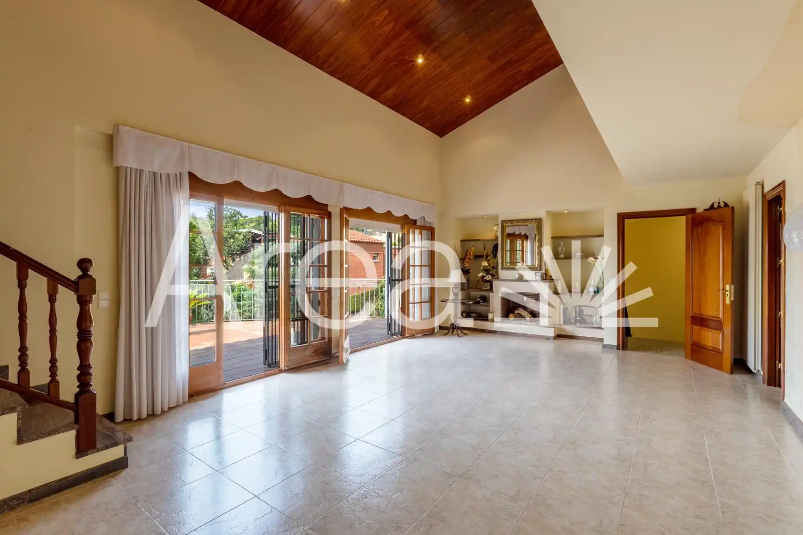 Sala d'estar de Casa o xalet en venda en Mataró amb Jardí privat, Terrassa i Piscina
