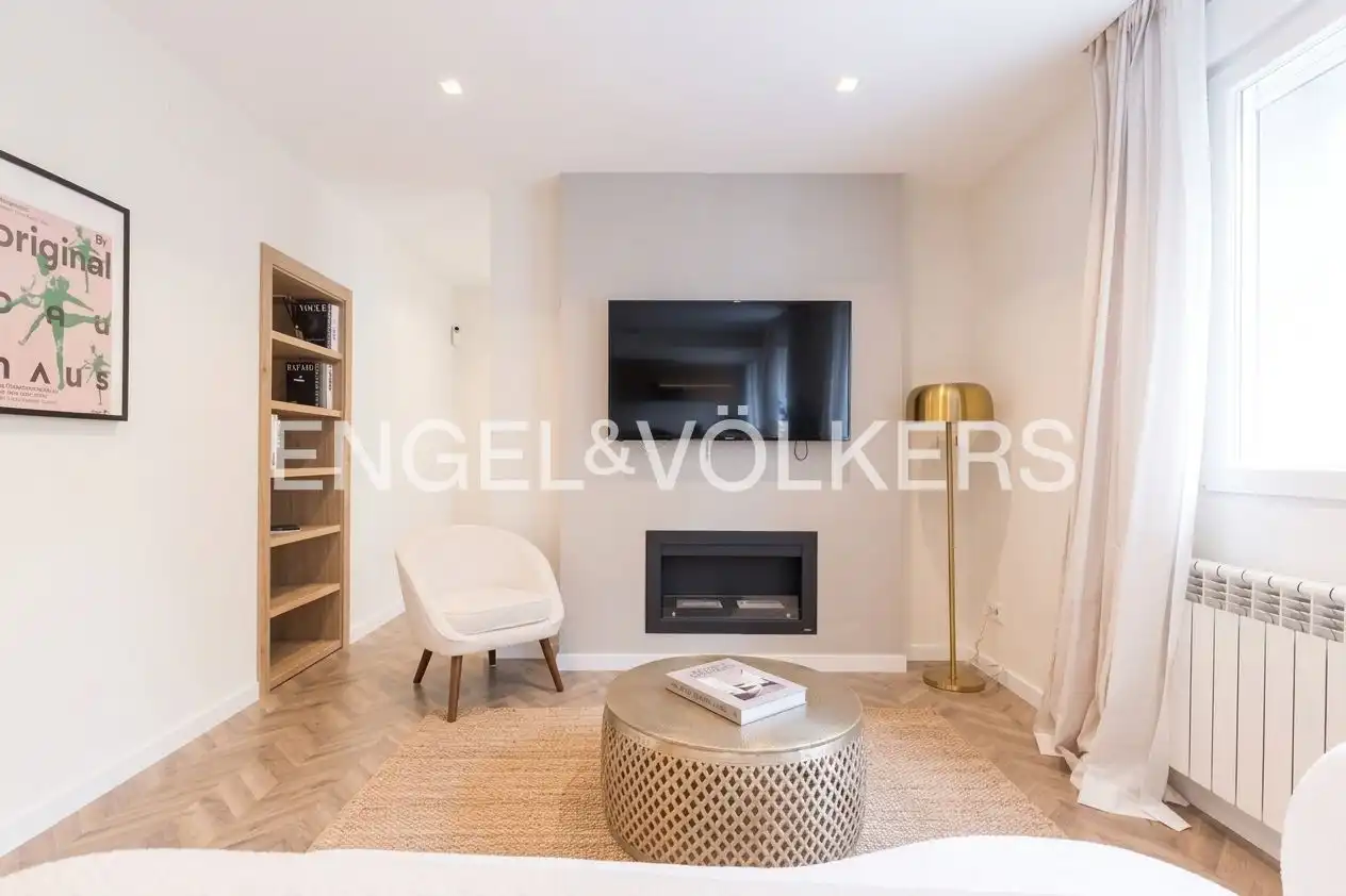 Living room of Flat for sale in Madrid  with Air Conditioner, Heating and Parquet flooring