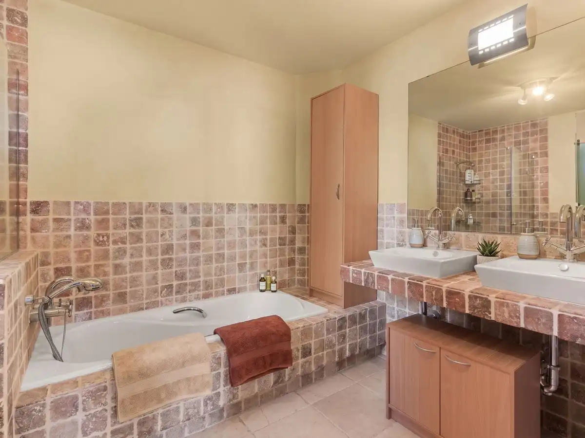 Bathroom of Ground floor for sale in Benahavís  with Air Conditioner, Private garden and Terrace
