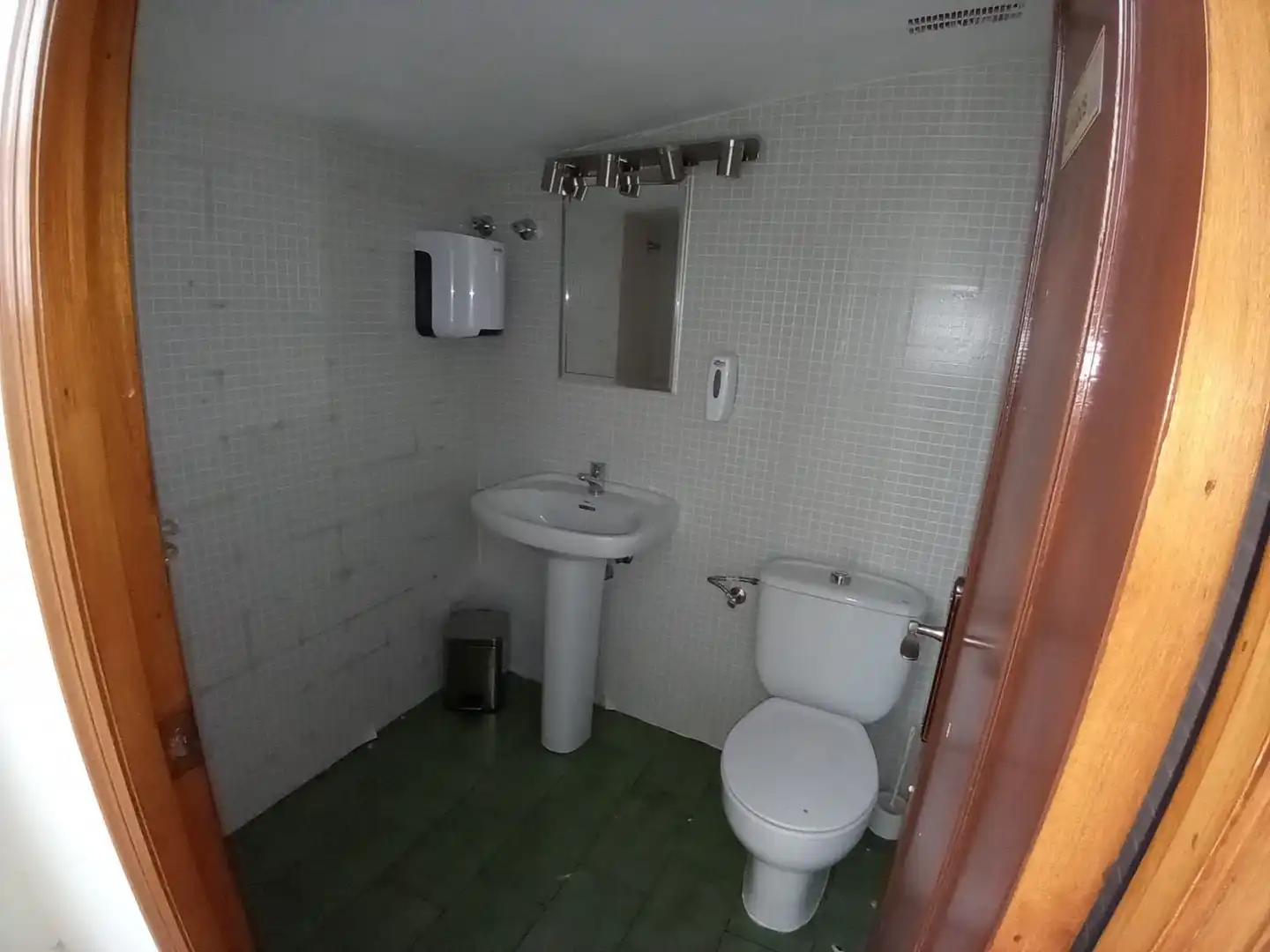 Badezimmer von Fabrikhallen zum Verkauf in Córdoba