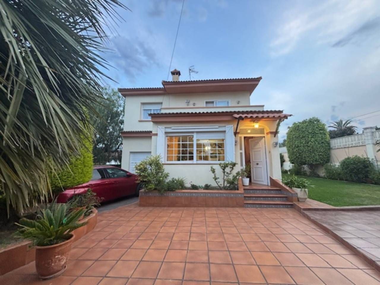 Vista exterior de Casa o xalet en venda en Cunit amb Calefacció, Jardí privat i Terrassa