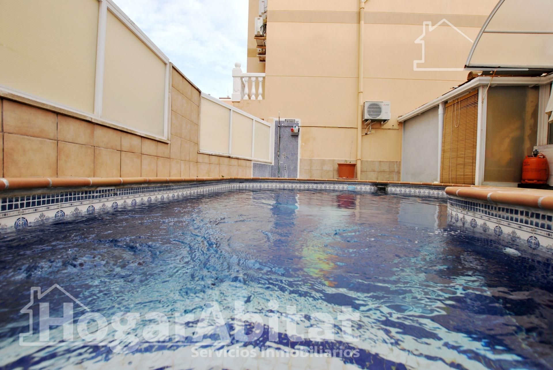Piscina de Casa adosada en venda en Oliva amb Aire condicionat, Jardí privat i Terrassa