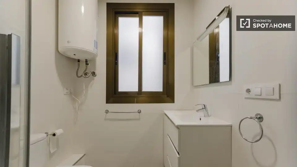 Baño de Piso de alquiler en Valencia con Aire acondicionado, Calefacción y Amueblado
