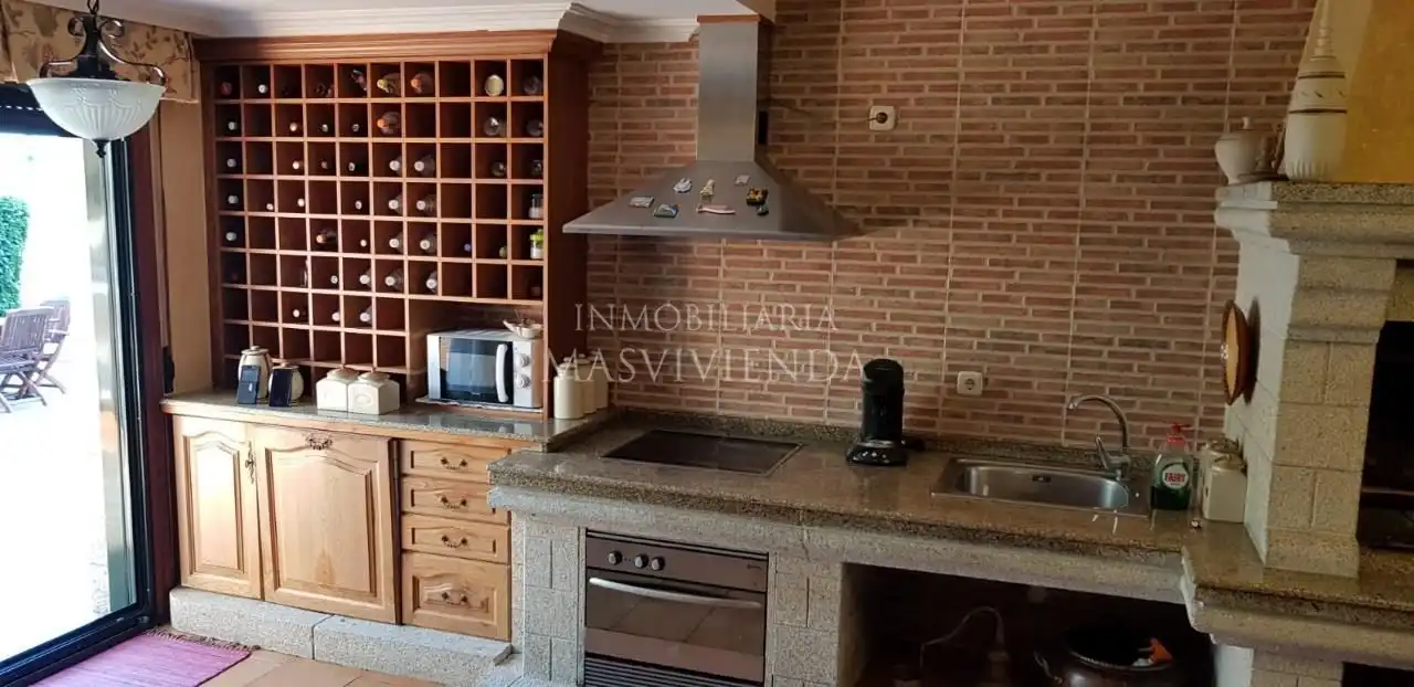 Cuina de Casa o xalet en venda en Poio amb Terrassa i Piscina