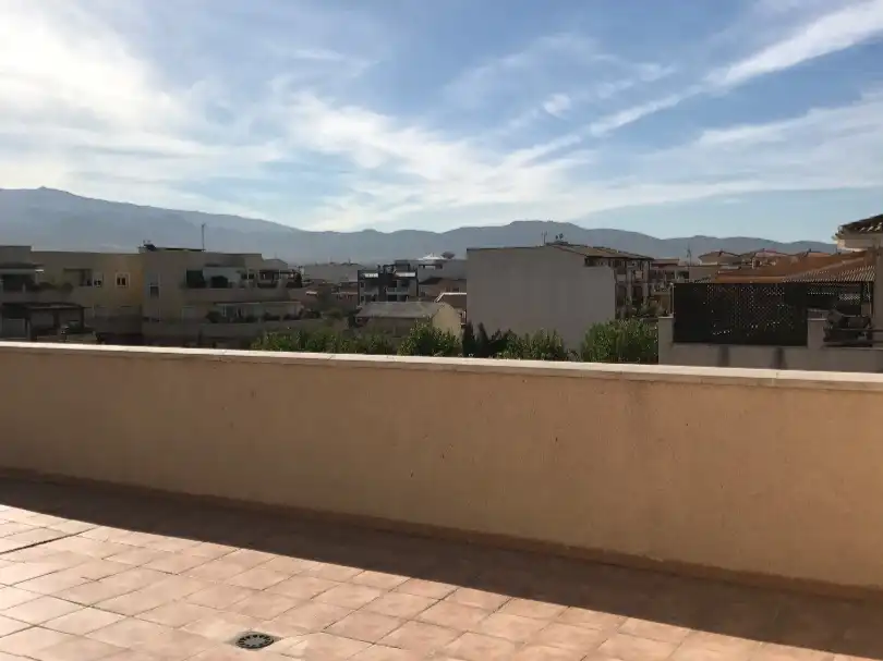Vista exterior de Àtic en venda en Churriana de la Vega amb Aire condicionat, Terrassa i Balcó