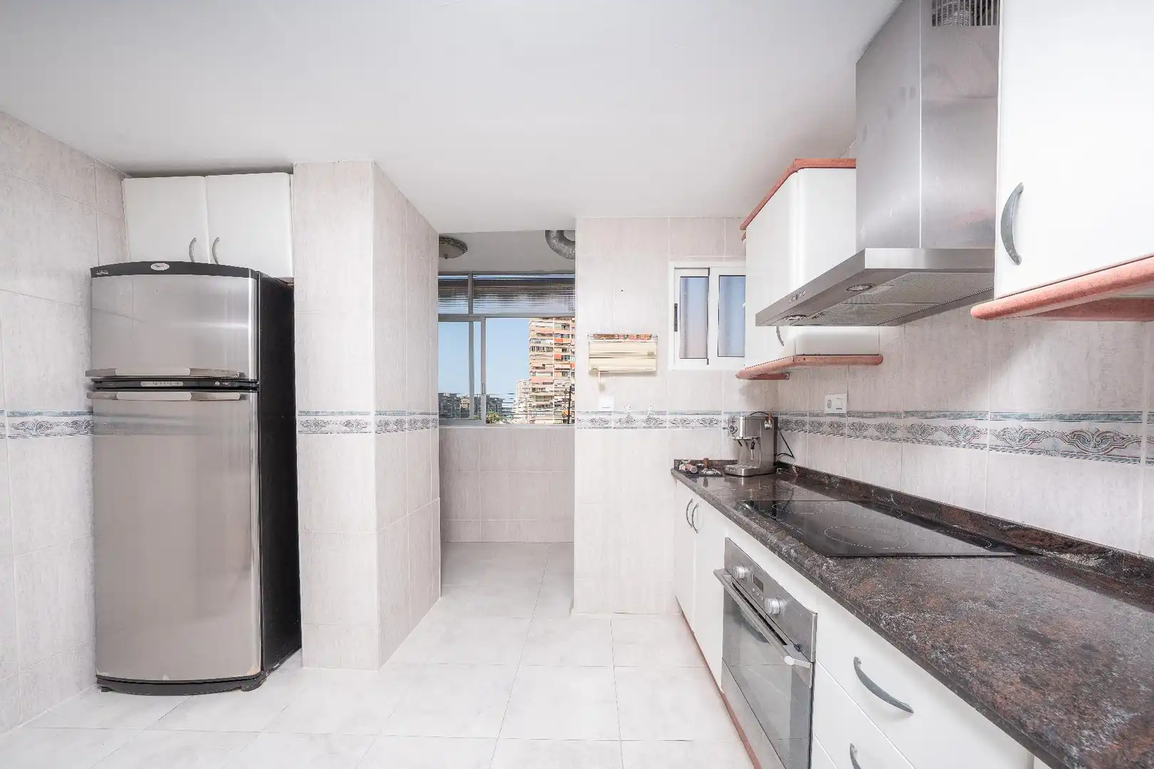 Cocina de Apartamento en venta en Alicante / Alacant con Piscina comunitaria