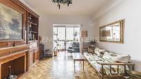 Sala d'estar de Apartament en venda en  Madrid Capital amb Aire condicionat, Calefacció i Parquet