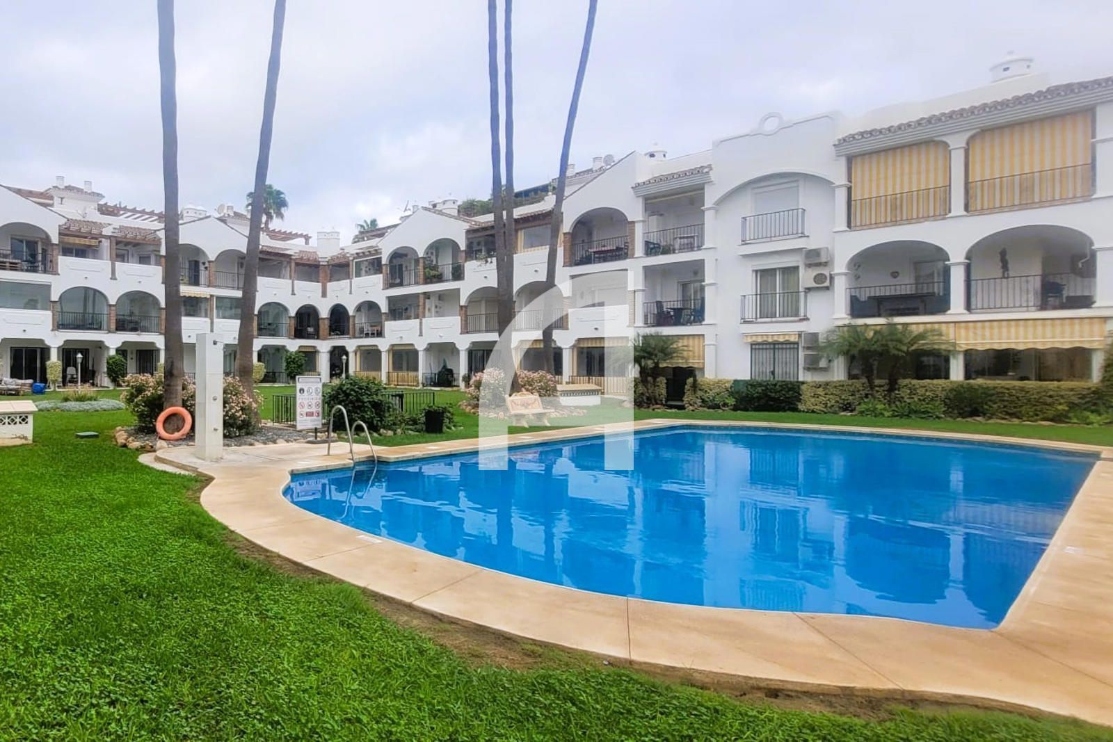 Vista exterior de Piso en venta en Mijas con Calefacción, Terraza y Piscina
