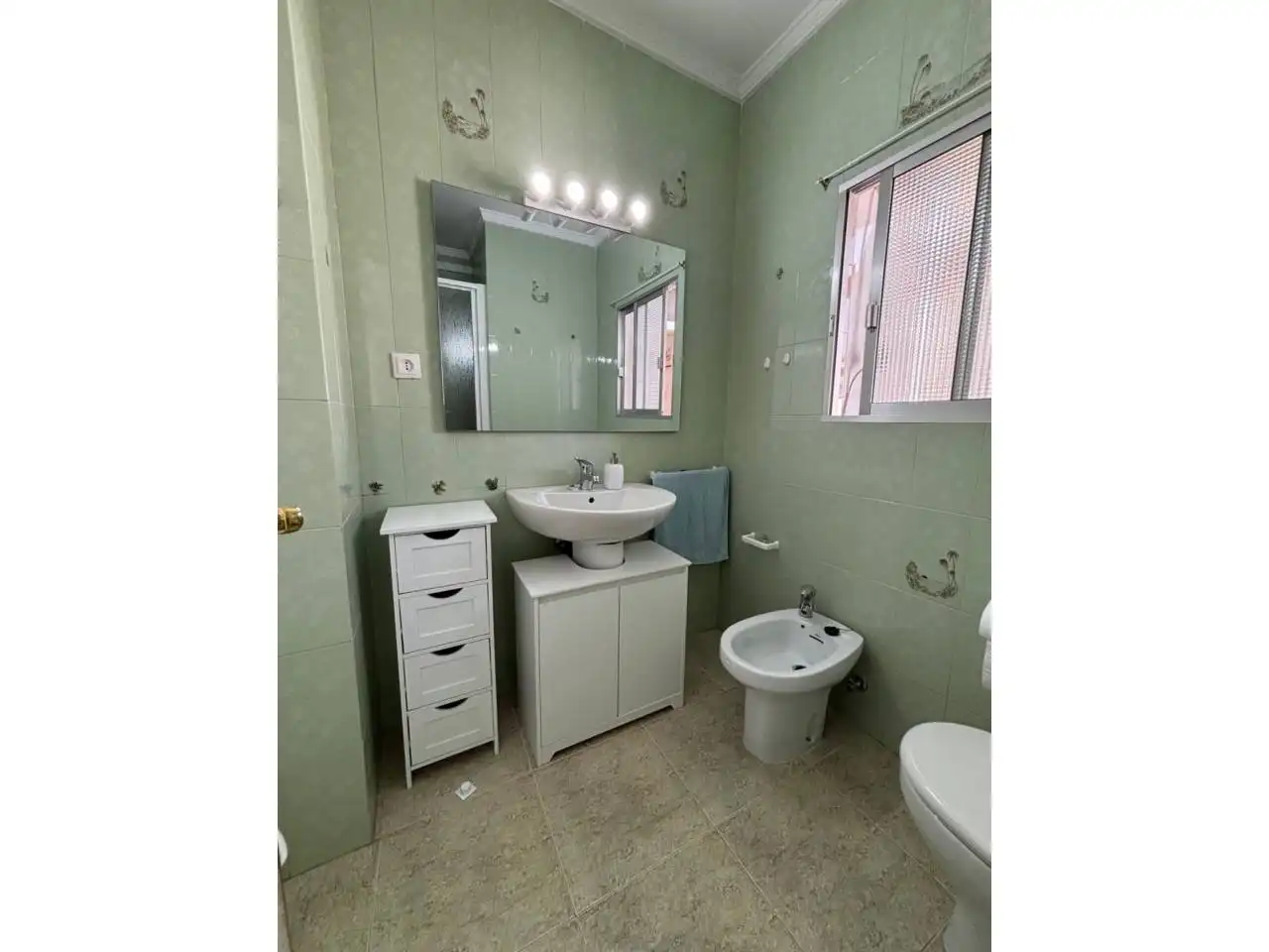 Baño de Piso de alquiler en Huelva con Aire acondicionado, Trastero y Balcón