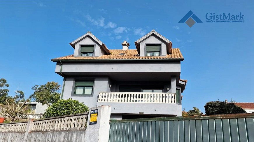 Vista exterior de Casa o xalet en venda en Vigo  amb Calefacció, Jardí privat i Parquet
